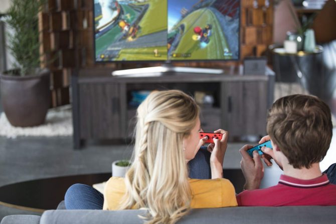 Nintendo Switch con Joy-Con azul neón y rojo neón - Imagen 4